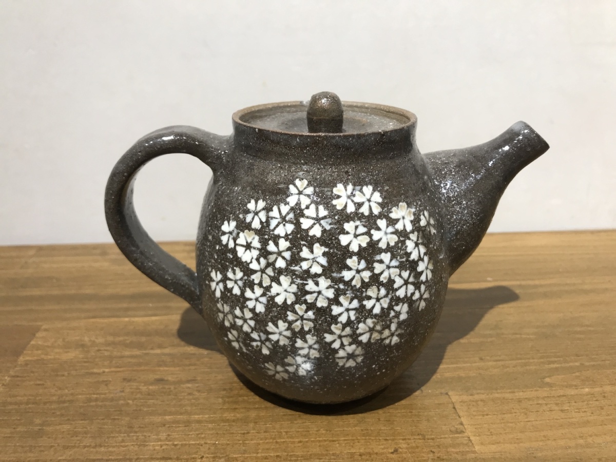 Yoshida Tomio Tea Pot with curving of cherry blossoms pattern