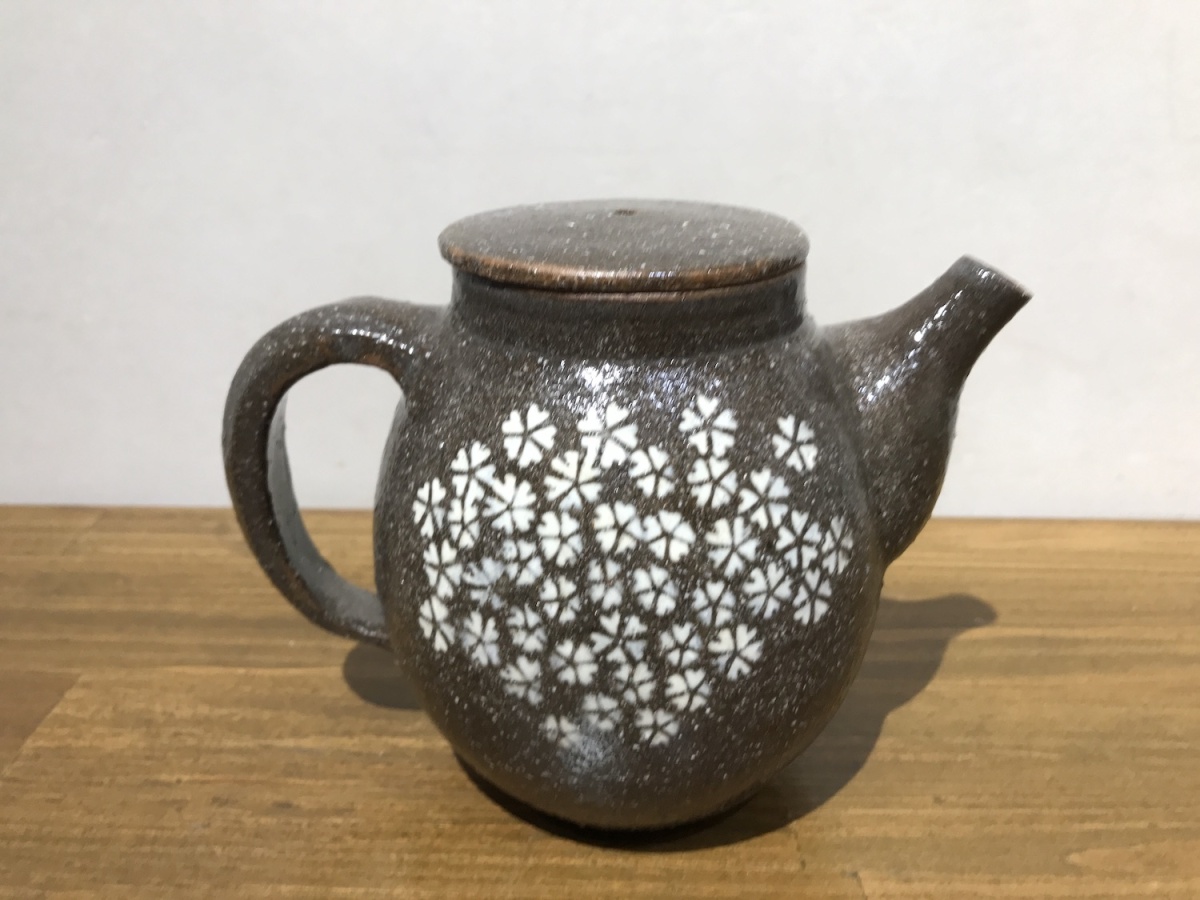 Yoshida Tomio Tea Pot with curving of cherry blossoms pattern