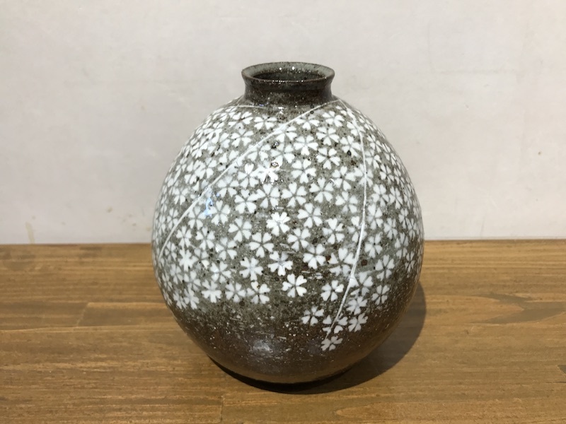 Yoshida Tomio  Iron grazed Vase with curving of cherry blossoms pattern